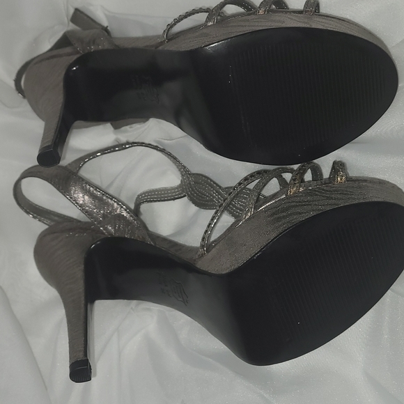 Adrianna Papell boutique silver shoes NWOT - Picture 3 of 4